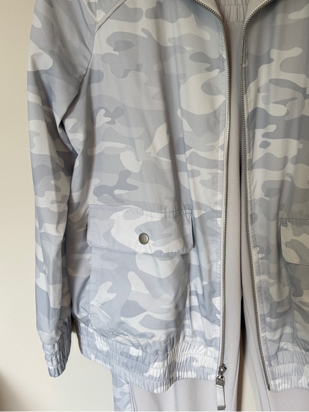 Chicos Light Gray Camo Zip Bomber Jacket and Joggers Two Piece Set Size 2 10/12 - Picture 2 of 10